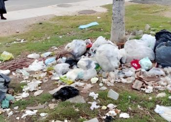 Falcón | Comunidad y comerciantes de Tucacas continúan botando basura en la vía pública