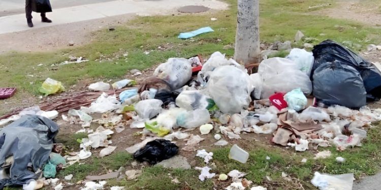 Falcón | Comunidad y comerciantes de Tucacas continúan botando basura en la vía pública