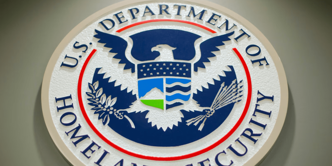 El logo del Departamento de Seguridad Nacional durante una conferencia de prensa en Washington, el 25 de febrero de 2015.