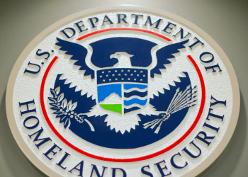 El logo del Departamento de Seguridad Nacional durante una conferencia de prensa en Washington, el 25 de febrero de 2015.