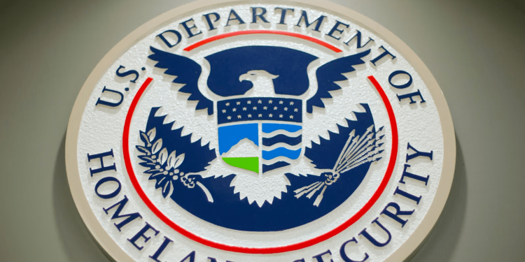 El logo del Departamento de Seguridad Nacional durante una conferencia de prensa en Washington, el 25 de febrero de 2015.