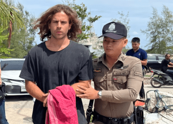 ARCHIVO - Un policía tailandés escolta al español Daniel Sancho Bronchalo, en ese momento sospechoso de asesinar y desmembrar a un médico colombiano, desde la isla de Koh Phagnan hasta el tribunal de la isla de Koh Samui, en el sur de Tailandia, el 7 de agosto de 2023.