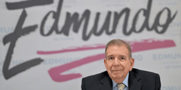 ARCHIVO - El candidato presidencial opositor venezolano por el partido Plataforma Unitaria Democrática, Edmundo González Urrutia, asiste a un evento con mujeres en Caracas el 11 de junio de 2024.