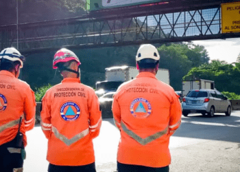 Equipo de Protección Civil de El Salvador supervisa de manera preventiva la carretera Panamericana en La Libertad Sur tras el sismo que sacudió el país el 28 de agosto de 2024. [Foto cortesía de Protección Civil de El Salvador]
