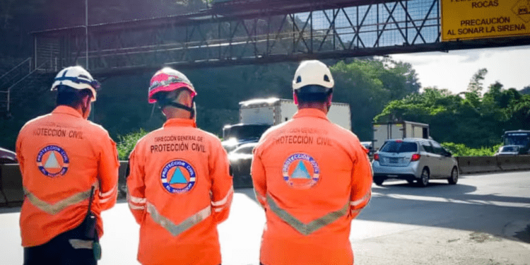 Equipo de Protección Civil de El Salvador supervisa de manera preventiva la carretera Panamericana en La Libertad Sur tras el sismo que sacudió el país el 28 de agosto de 2024. [Foto cortesía de Protección Civil de El Salvador]