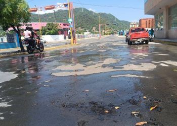 Aguas blancas fluyen por la Av. Alí Lebrum de Puerto Cabello