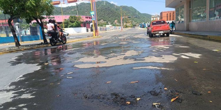 Aguas blancas fluyen por la Av. Alí Lebrum de Puerto Cabello