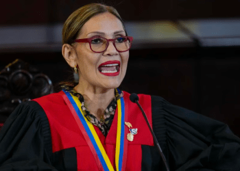 La presidenta de la Corte Suprema, Caryslia Rodríguez, habla en el tribunal que está realizando una auditoría de los resultados controvertidos de las elecciones presidenciales en Caracas, Venezuela, el jueves 22 de agosto de 2024. (Foto AP/Ariana Cubillos)