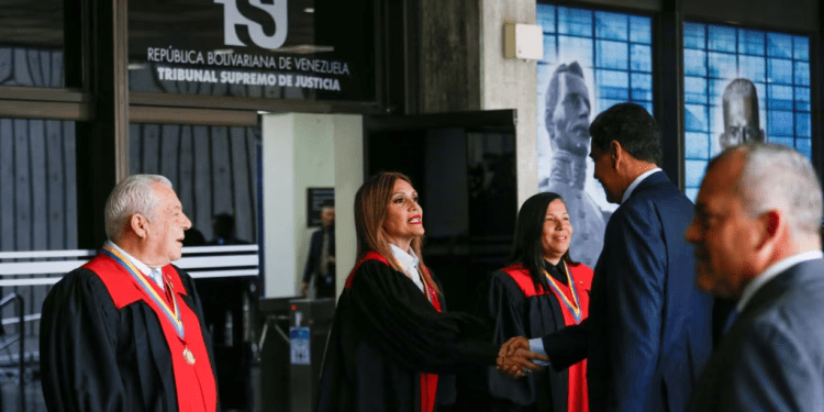 ARCHIVO - El Presidente de Venezuela, Nicolás Maduro, le da la mano a la Presidenta de la Corte Suprema de Justicia, Caryslia Rodríguez, en la Corte Suprema de Justicia, en Caracas, Venezuela, el 31 de julio de 2024.