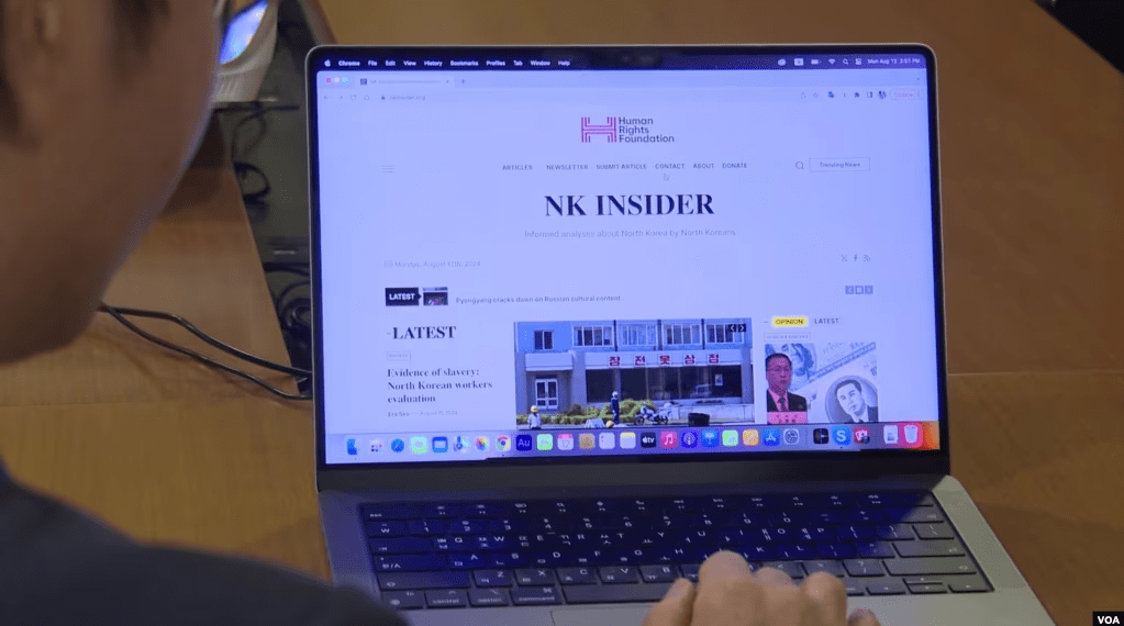 El desertor norcoreano Lee Seong-min muestra el sitio web NK Insider el 12 de agosto de 2024, que tiene como objetivo elevar las voces de los desertores y exponer los abusos de los derechos humanos en Corea del Norte.