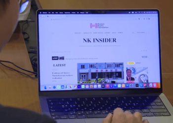 El desertor norcoreano Lee Seong-min muestra el sitio web NK Insider el 12 de agosto de 2024, que tiene como objetivo elevar las voces de los desertores y exponer los abusos de los derechos humanos en Corea del Norte.