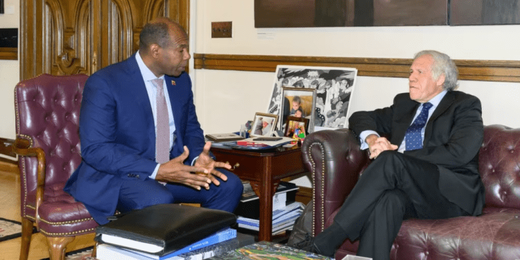 El exdirector del Sebin, Christopher Figuera, junto a Luis Almagro, secretario general de la OEA.
