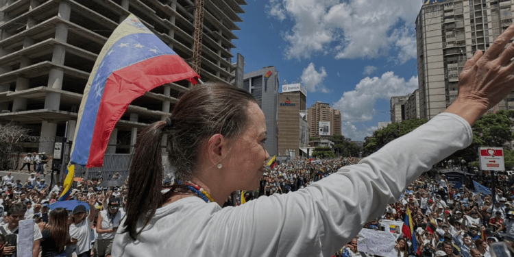 María Corina Machado, líder opositora, saluda a la multitud reunida en Caracas, Venezuela, el sábado 17 de agosto de 2024 para una protestas contra las declaraciones del Consejo Nacional Electoral dando la victoria de las presidenciales del 28 de julio al oficialista y actual presidente Nicolás Maduro. [Fotos, VOA].