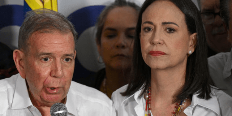 Edmundo González Urrutia, candidato presidencial opositor, y la dirigente María Corina Machado hablan a la prensa el 29 de julio de 2024, en Caracas.