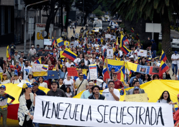 Miembros de la comunidad venezolana en México protestan contra el resultado anunciado de las elecciones presidenciales venezolanas frente al Monumento a la Revolución en la Ciudad de México el 10 de agosto de 2024.