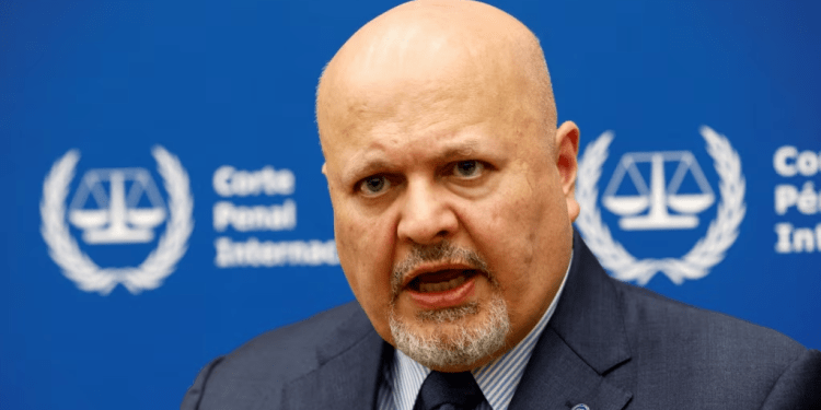 El fiscal de la Corte Penal Internacional, Karim Khan, habla durante una entrevista con Reuters en La Haya, el 12 de febrero de 2024.