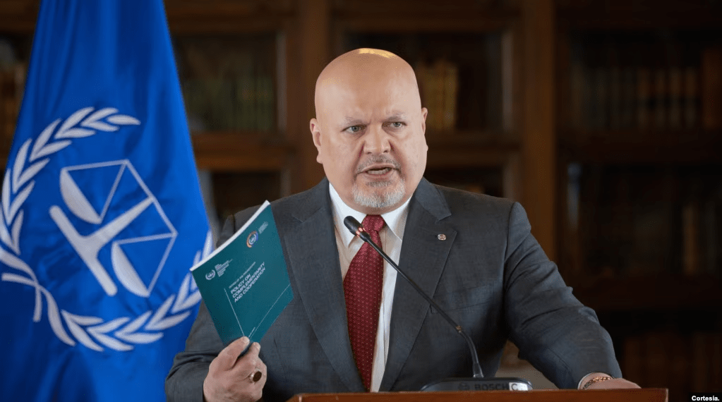 ARCHIVO - El Fiscal de la Corte Penal Internacional, Karim Khan, se dirige a la prensa en Bogotá, Colombia, el 25 de abril 2024