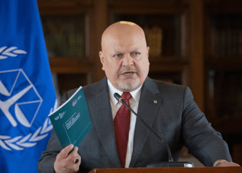 ARCHIVO - El Fiscal de la Corte Penal Internacional, Karim Khan, se dirige a la prensa en Bogotá, Colombia, el 25 de abril 2024