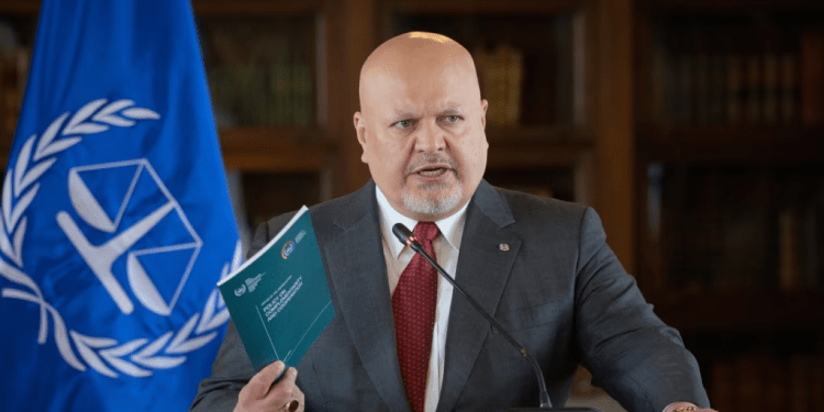 ARCHIVO - El Fiscal de la Corte Penal Internacional, Karim Khan, se dirige a la prensa en Bogotá, Colombia, el 25 de abril 2024