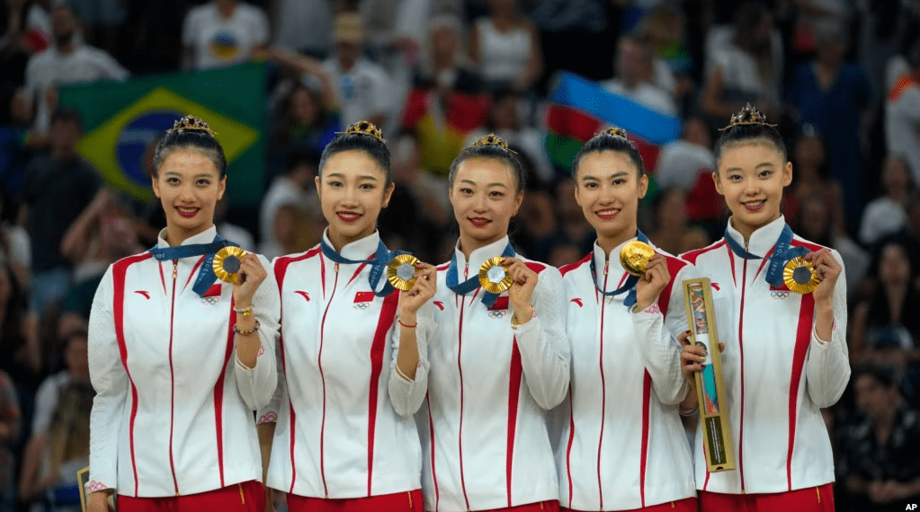 El equipo de China posa para una fotografía después de ganar la medalla de oro en la prueba general grupal de gimnasia rítmica en La Chapelle Arena durante los Juegos Olímpicos de Verano de 2024, el sábado 10 de agosto de 2024, en París, Francia.