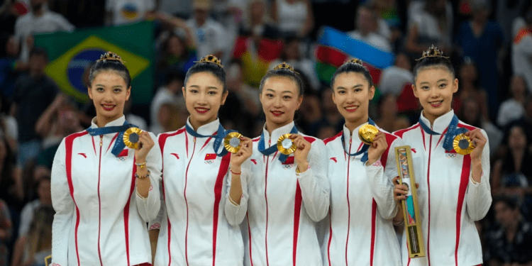 El equipo de China posa para una fotografía después de ganar la medalla de oro en la prueba general grupal de gimnasia rítmica en La Chapelle Arena durante los Juegos Olímpicos de Verano de 2024, el sábado 10 de agosto de 2024, en París, Francia.
