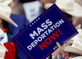 ARCHIVO - Un miembro de la delegación de Texas sostiene un cartel durante la Convención Nacional Republicana el 17 de julio de 2024 en Milwaukee.