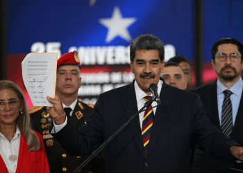 El presidente venezolano Nicolás Maduro habla con la prensa en la sede del Tribunal Supremo de Justicia, en Caracas, el 9 de agosto de 2024.
