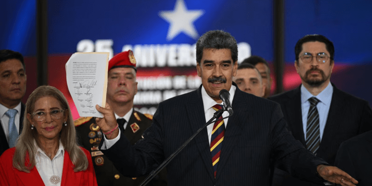 El presidente venezolano Nicolás Maduro habla con la prensa en la sede del Tribunal Supremo de Justicia, en Caracas, el 9 de agosto de 2024.