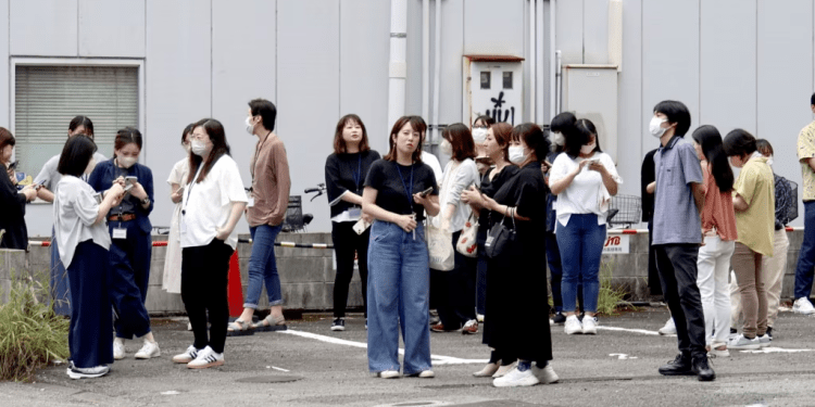 La gente se refugia en el exterior de un edificio tras un terremoto en Miyazaki, en el oeste de Japón, el jueves 8 de agosto de 2024. (Kyodo News vía AP)
