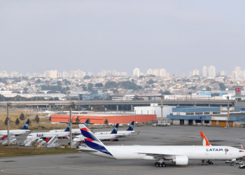 FOTO DE ARCHIVO: Un avión de Latam Airlines se ve en el Aeropuerto Internacional de Guarulhos en medio del brote de la enfermedad del coronavirus (COVID-19), en Guarulhos, cerca de Sao Paulo, Brasil, el 19 de mayo de 2020.