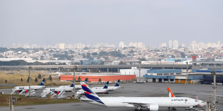 FOTO DE ARCHIVO: Un avión de Latam Airlines se ve en el Aeropuerto Internacional de Guarulhos en medio del brote de la enfermedad del coronavirus (COVID-19), en Guarulhos, cerca de Sao Paulo, Brasil, el 19 de mayo de 2020.