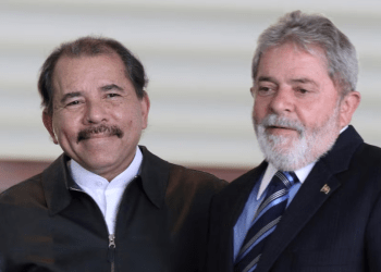 ARCHIVO – El presidente nicaragüense Daniel Ortega, izquierda, saluda al presidente brasileño Luiz Inácio Lula da Silva el 28 de julio de 2010, en el palacio de Itamaraty, en Brasilia, Brasil.