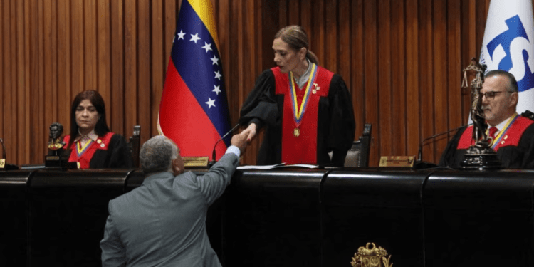 Magistrados de la Sala Electoral del Tribunal Supremo de Justicia saludan al presidente del CNE venezolano, Elvis Amoroso, en Caracas, el 5 de agosto de 2024.
