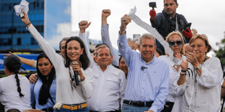 El candidato presidencial Edmundo González Urrutia, junto a su familia y dirigentes opositores, en una movilización tras las elecciones presidenciales.