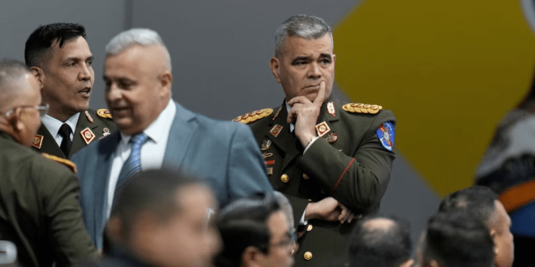 El general Vladimir Padrino López, ministro de defensa de Venezuela, a la derecha, participa en el acto de proclamación del presidente Nicolás Maduro como ganador de la elección del 28 de julio, en la sede del CNE, en Caracas, el 29 de julio de 2024.