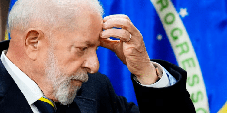 El presidente brasileño Luiz Inácio Lula da Silva gesticula durante su visita oficial a Chile, en el palacio presidencial de Santiago, el lunes 5 de agosto de 2024.