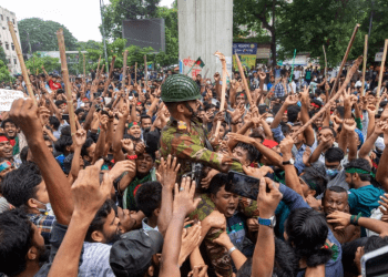 Los manifestantes llevan a un miembro del Ejército sobre sus hombros mientras celebran la renuncia de la Primera Ministra Sheikh Hasina, en Dhaka, Bangladesh, el lunes 5 de agosto de 2024.