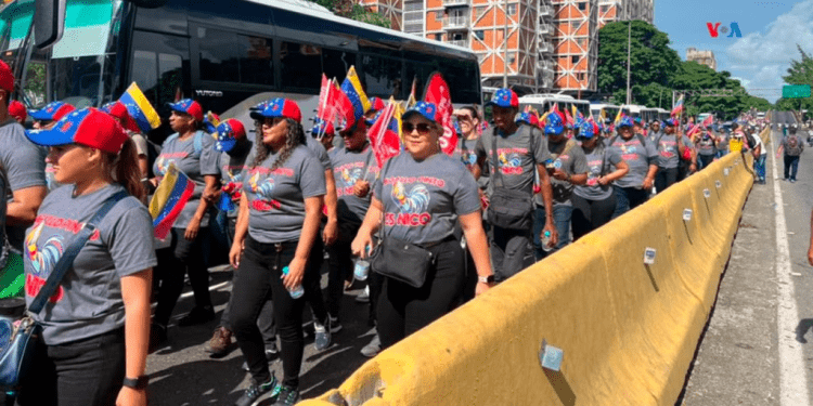 Manifestantes partidarios de Nicolás Maduro, salieron a defender el resultado que dio el Centro Nacional Electoral que da por victorioso al mandatario.