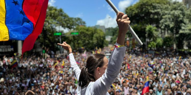 Caracas: María Corina Machado llega a la concentración en la avenida principal de Las Mercedes (Video)