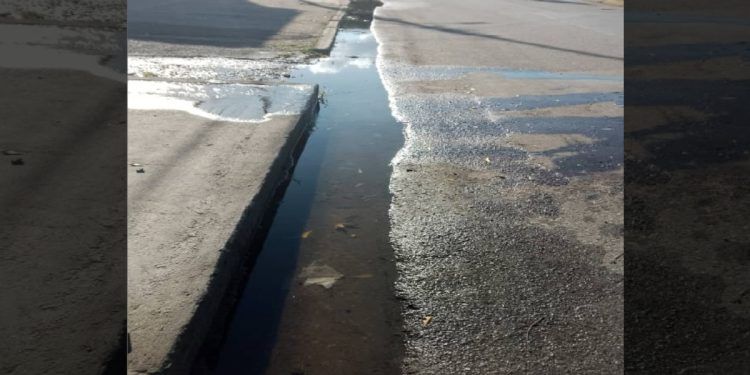 Denuncian colapso de aguas servidas en sector Santa Cruz de Puerto Cabello