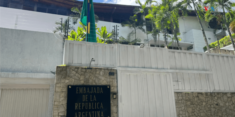 La bandera de Brasil fue izada en la sede de la embajada de Argentina en Venezuela, el 1 de agosto de 2024 en Caracas.