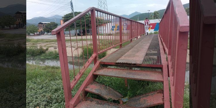 Reportan mal estado de la pasarela de Las Llaves en Puerto Cabello