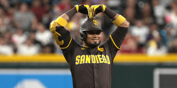 El pelotero venezolano Luis Arráez, de los Padres de San Diego, celebra su doblete en el juego del domingo 29 de septiembre de 2024, con el que confirmó su título de bateo en la Liga Nacional, en el béisbol de las Grandes Ligas.