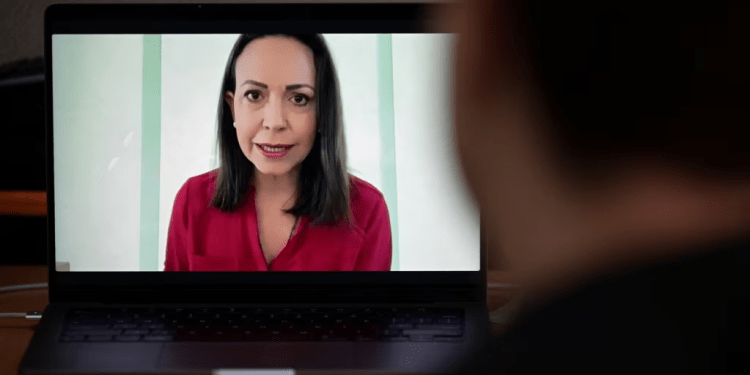 La dirigente opositora María Corina Machado puede verse en una computadora portátil durante una entrevista con la prensa en Caracas, el 5 de septiembre de 2024.