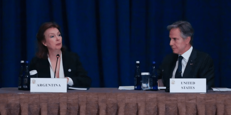 La canciller argentina Diana Morino habla mientras le escucha el secretario de Estado de EEUU, Antony Blinken, el 26 de septiembre en Nueva York.