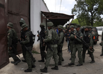 Soldados ingresan al Centro Penitenciario de Tocorón, en Tocorón, Venezuela, 20 de septiembre de 2023. La pandilla Tren de Aragua se originó en la prisión.