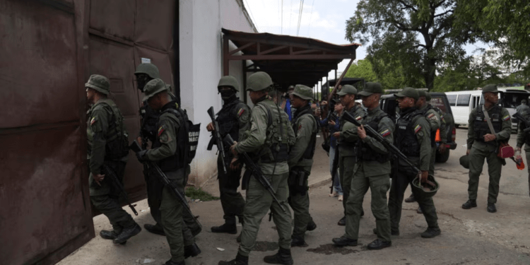 Soldados ingresan al Centro Penitenciario de Tocorón, en Tocorón, Venezuela, 20 de septiembre de 2023. La pandilla Tren de Aragua se originó en la prisión.