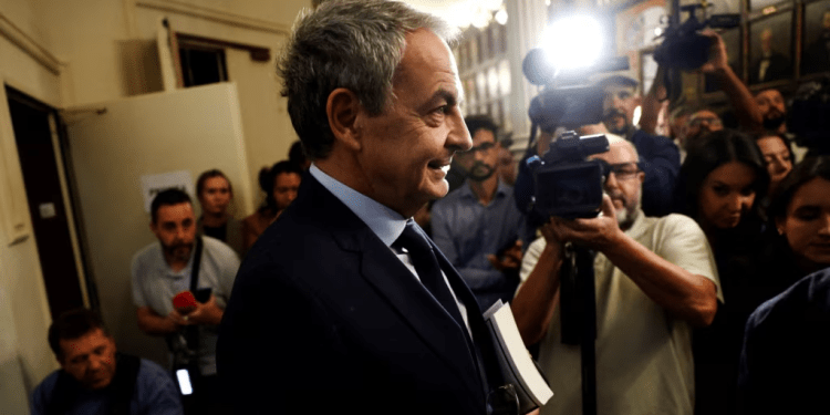 El ex presidente del Gobierno español, José Luis Rodríguez Zapatero, participa en la presentación de un libro en Madrid, el 24 de septiembre de 2024.