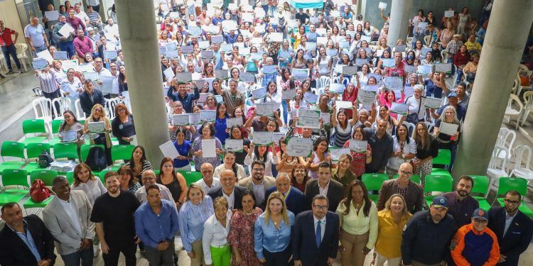 Alcaldía de Baruta condecoró a 300 servidores públicos