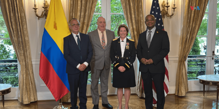 La jefa del Comando Sur de EEUU, general Laura J Richardson, en la residencia de la embajada de Colombia en Washington. A la izquierda el ministro de Defensa, Iván Velásquez y el embajador Daniel García-Peña. A la derecha el canciller colombiano, Luis Gilberto Murillo.